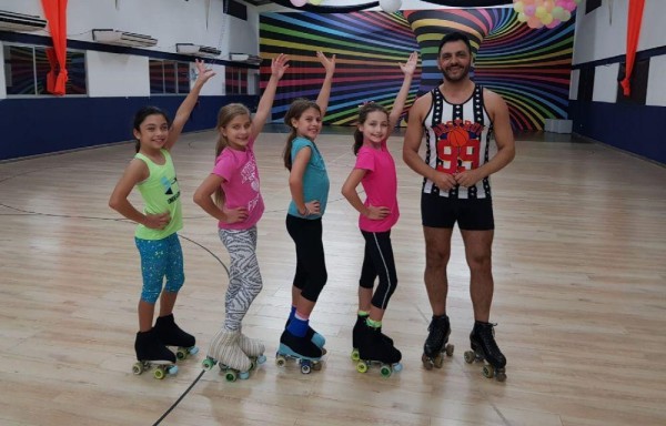 Las niñas junto al entrenador.