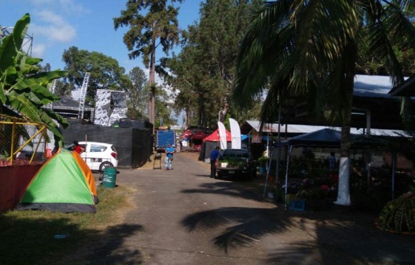 Los kioscos que están a orillas de la vereda principal de la feria, son iluminados usando plantas eléctricas.