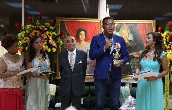 Alfredo Mitre, dando el agradecimiento.