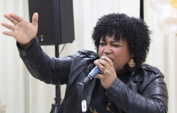 Edith de Mena, es una de las Ministras de Alabanza del Ejército de Dios.