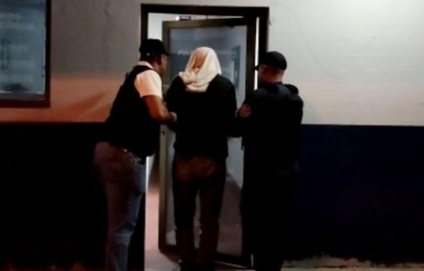 Keny jugaba a las cartas con la niña Lina y hasta le regalaba dinero