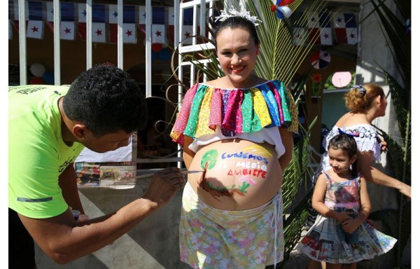 Pintura en la barriga, en apoyo al ambiente.