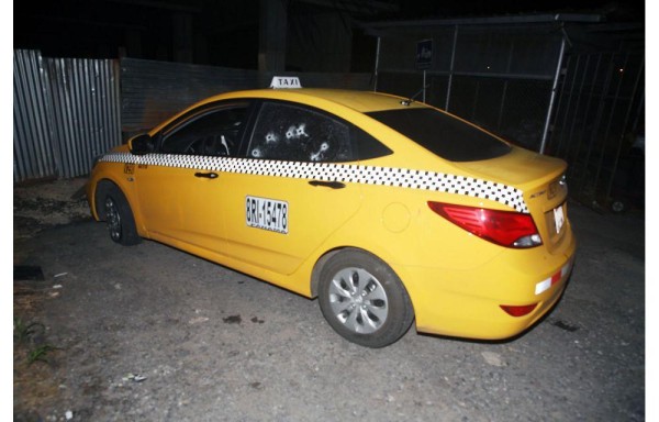 El taxi mantenía 13 orificios de bala.