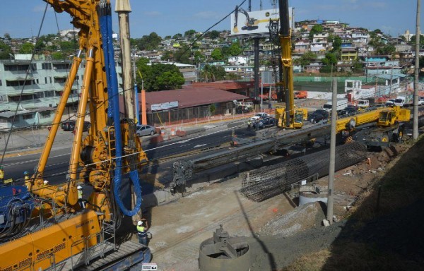 Personal técnico y equipo del consorcio de la Línea 2 del Metro se acerco al lugar.