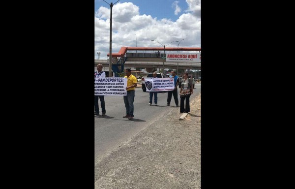 Los fanáticos protestaron ayer por el cierre del estadio.