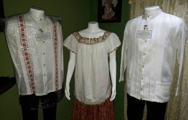 La espalda y el frente de la camisilla va adornado con múltiples y finas alforzas que pueden ser verticales, oblicuas, transversales y horizontales.