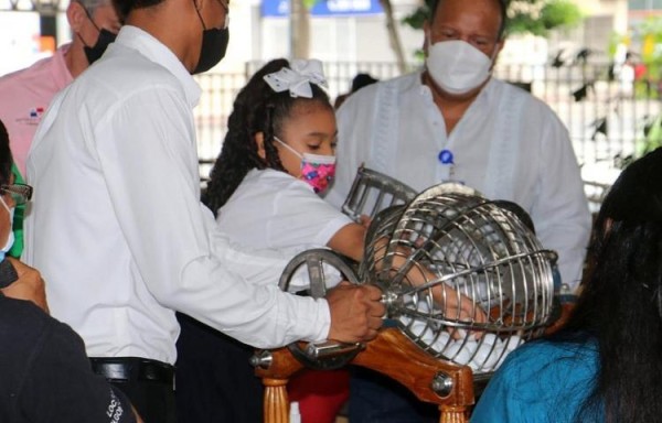 Acto de selección del número ganador durante un sorteo de la Lotería Nacional de Beneficiencia.