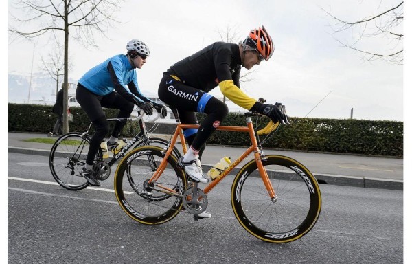 John Kerry (casco naranja) monta su bici durante un descanso en Lausana el 16 de mayo.