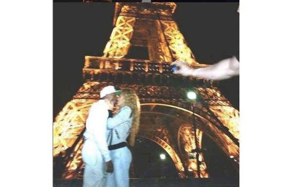 Mayweather se besa con la modelo panameña Liza.