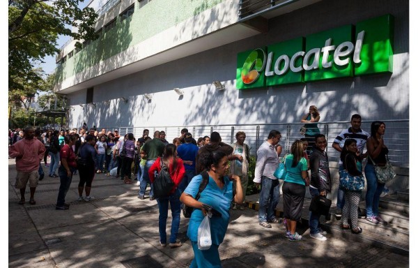 Las largas filas afuera de los mercados y farmacias ahora son parte de la vida cotidiana