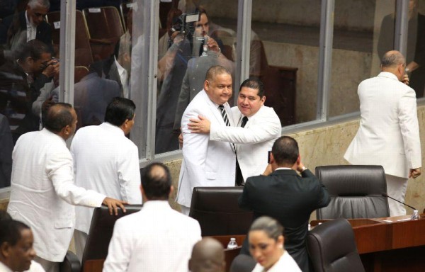 De León saluda al presidente del partido PRD.