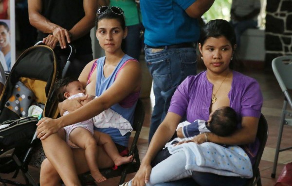 Madres con sus pequeños estuvieron en el evento.