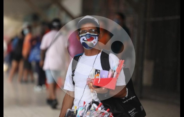¡Parece diciembre! Mucha gente en la calle y haciendo mal uso de las mascarillas