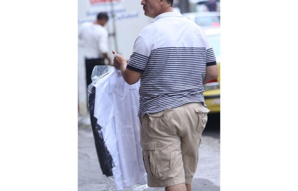 Pantalón y camisas son planchados a un dólar.