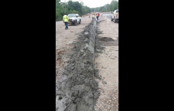 Parte del muro que fue destruido por residentes.