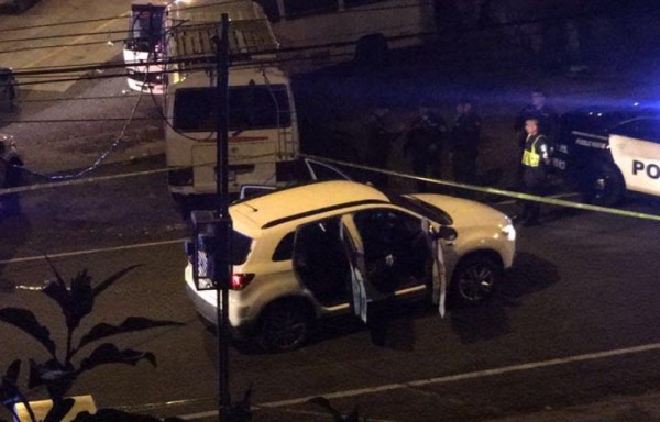 Auto quedó con varios orificios en el área.