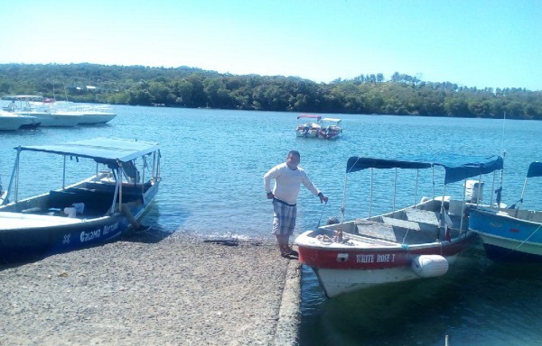 Las lanchas esperan a los turistas para llevarlos a islas cercanas