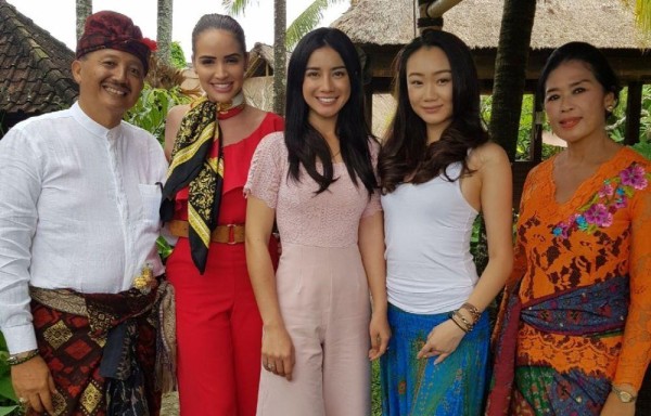 Junto a dos hermosas mises, visitó varios lugares.