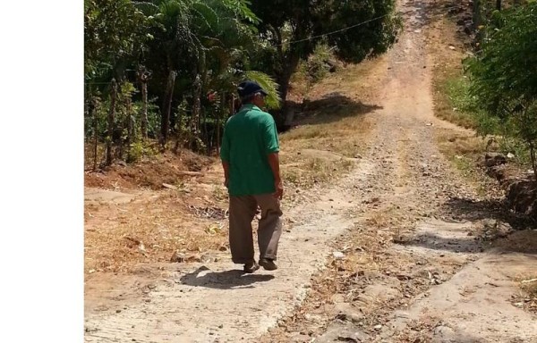 Unos 250 metros de longitud tiene la carretera deteriorada que comunica a las comunidades de La Doradilla y Loma Costa.