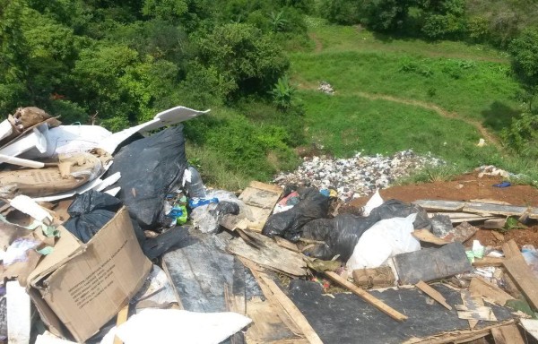 La basura es depositada en terrenos baldíos.