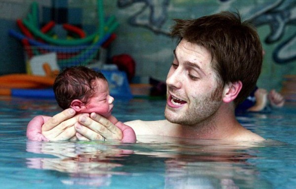Un bebé de 31 horas de nacido nada en la piscina
