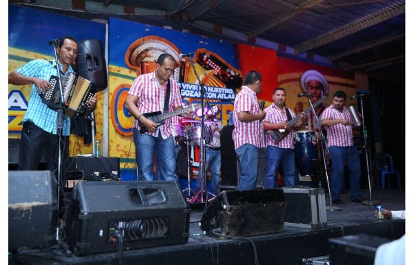 El conjunto sigue llenando los bailes.