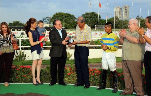 Eric Antonio Delvalle entregó el trofeo del triunfo a Luis Shirley.