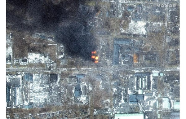 Imagen de satélite proporcionada por Maxar Technologies que muestra edificios y daños de los bombardeos en la ciudad de Mariupol, Ucrania.