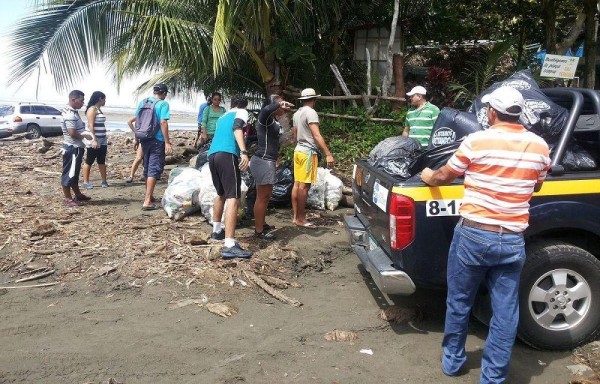 En total se recolectaron 215 bolsas repletas en todo tipo de desperdicios, incluyendo latas, botellas, plásticos y demás artículos dejados por los bañistas.