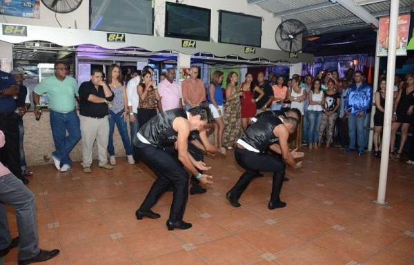 Bailarines le hicieron homenaje a Arsenio.