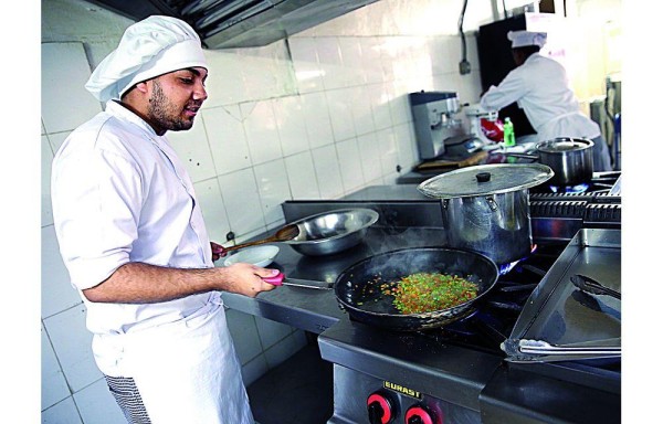Se están dictando cursos de ayudante de cocina.