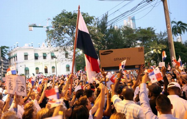 Manifestantes llegaron a la PGN ondeando banderas y gritando consignas.