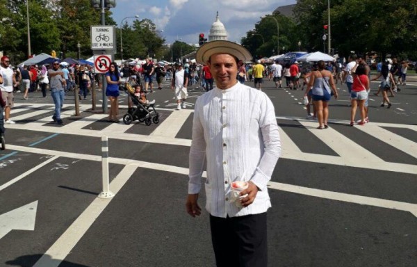 Carlos -Tito- González profesor de matemáticas y laborioso artesano se perfecciona cada vez más para convertirse en el rey de la fina alforza y de la Camisilla santeña.