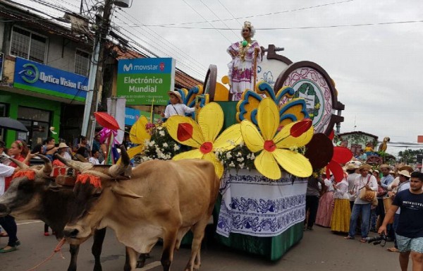 Cientos de panameños disfrutaron de las coloridas presentaciones.
