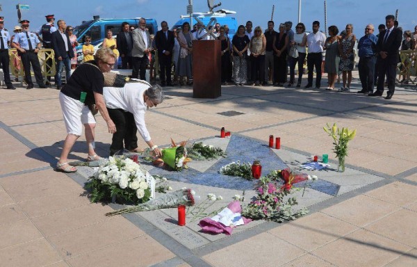 Ofrenda floral en el memorial a las víctimas de atentados yihadistas en España en Cambrils.