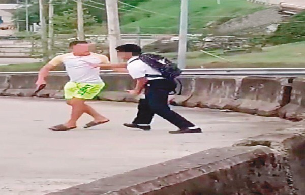 Intentó robarle a un estudiante y fue captado en vídeo