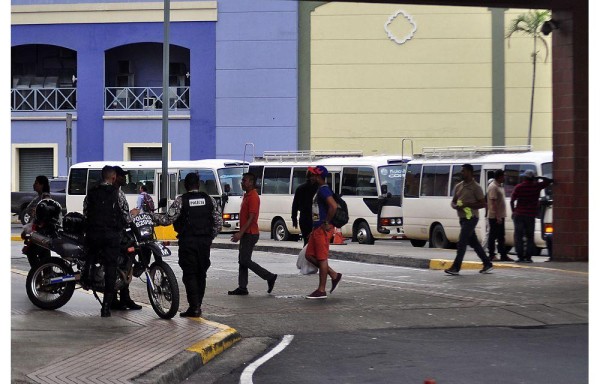 Las Mañanitas-Corredor es una de las nuevas piqueras de buses piratas que operan en la terminal de Albrook. El pasaje es $1.25