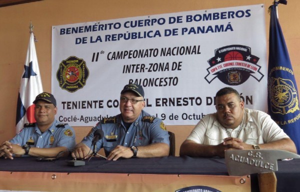 Los organizadores del evento anuncian el torneo.