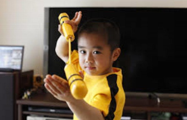 Niño imita a su ídolo Bruce Lee