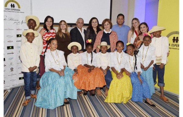 Los niños bailaron en la conferencia.