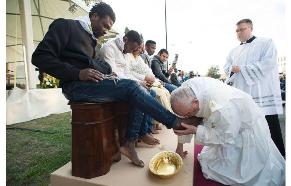 El papa se arrodilló, lavó y besó los pies de 12 refugiados que han pedido a asilo a Italia.