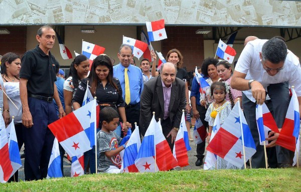 Abdul Waked estuvo en la siembra de banderas en GESE.