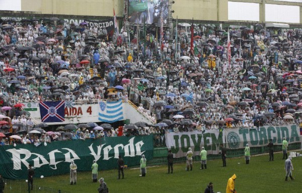 La lluvia no impidió que los fanáticos abarrotaran el coliseo.