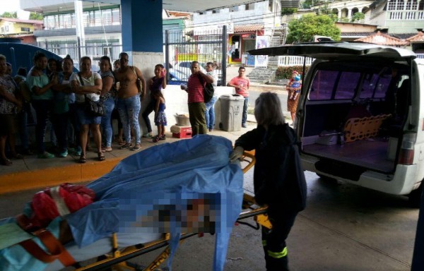 El otro joven recibió un tiro en el abdomen y fue llevado a la policlínica de la CSS de Arraiján.