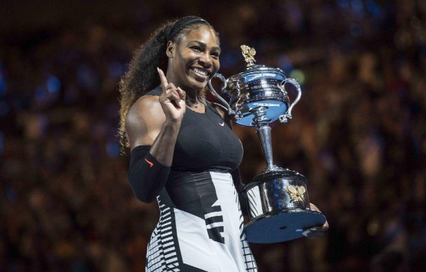 Serena Williams, posa junto a su trofeo después de ganar a su hermana Venus.