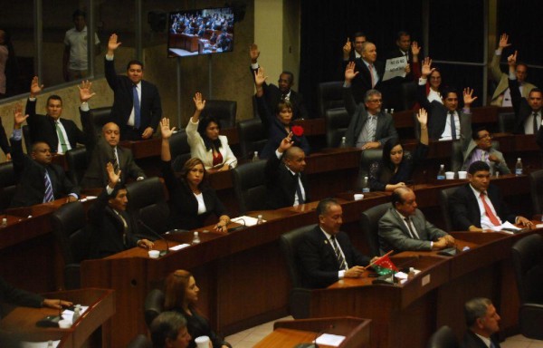 Diputados del PRD y de CD ejercen su derecho al voto en el pleno de la Asamblea Nacional ayer.