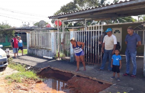 Fuga de agua tiene más de un año