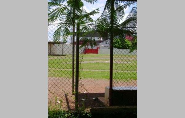 Este boquete en la cerca fue cómplice del asesino para entrar al aula.