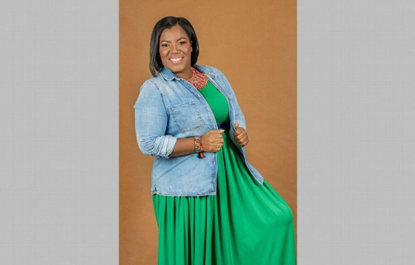 Key Lewis, la pastora que le habla alto y claro a los colonenses