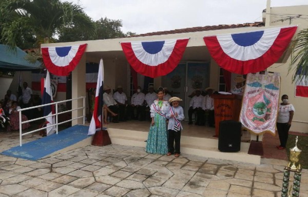Celebran con tradicional desfile de carretas